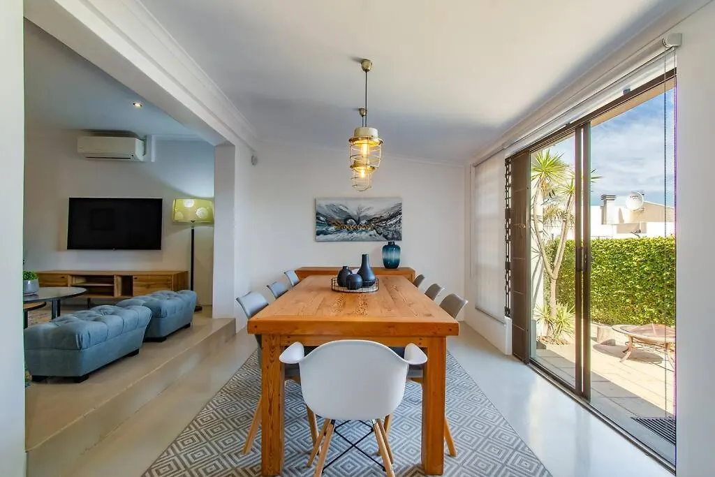 Chic, Cozy, Modern, Secure And Centrally Located Cape Town