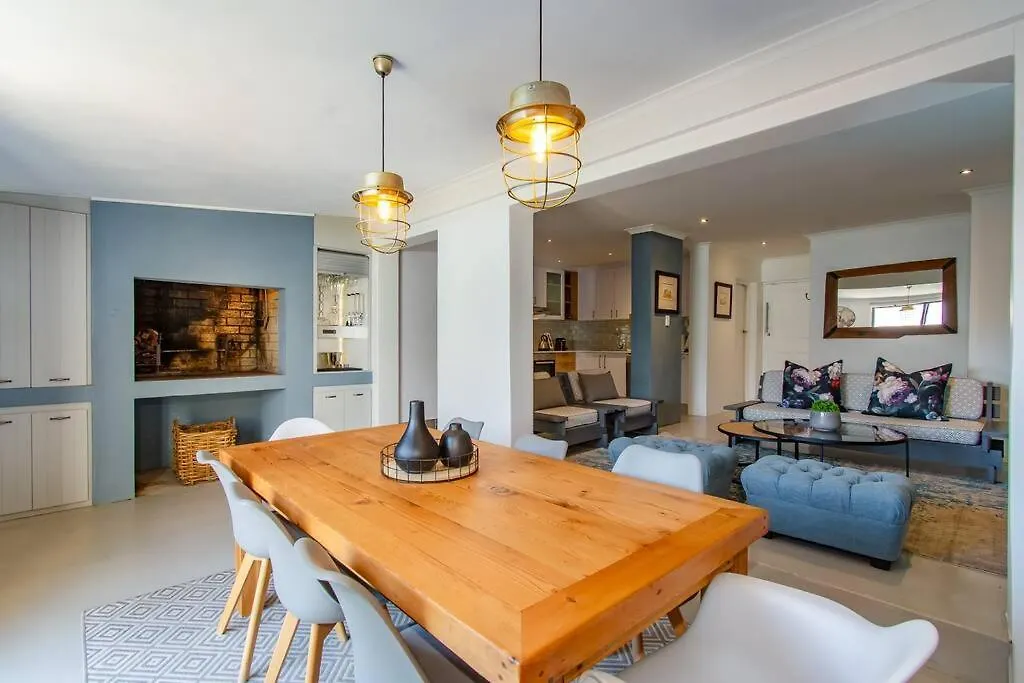 Chic, Cozy, Modern, Secure And Centrally Located Cape Town